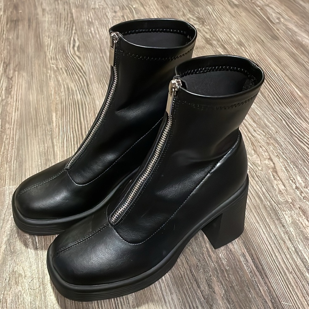 Shoe Dazzle black zip up chunky boots